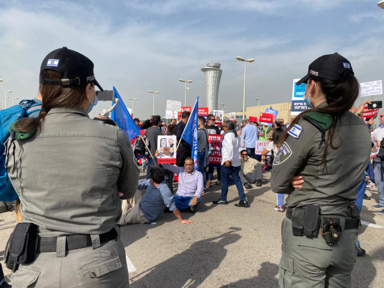 מחאת ענף התיירות: מפגינים חוסמים כביש בנתב''ג