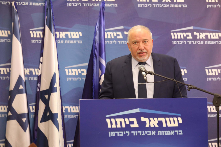 שר האוצר אביגדור ליברמן בפתח ישיבת סיעתו