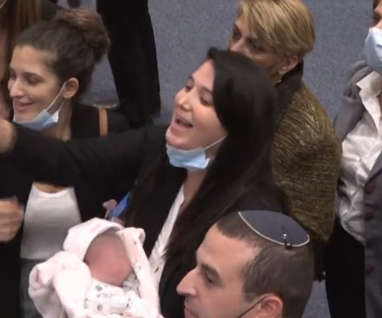 שירלי פינטו עם בתה התינוקת הכנסת (צילום: ערוץ הכנסת)