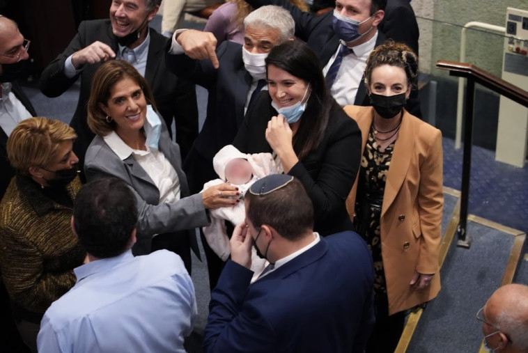 שירלי פינטו עם בתה התינוקת הכנסת