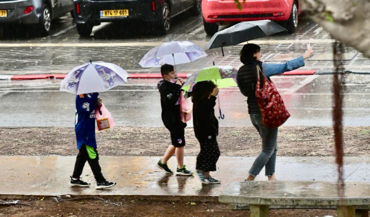 הולכים בגשם בתל אביב