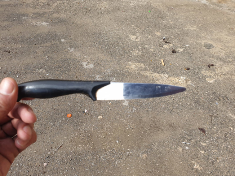 הסכין מפיגוע הדקירה בחברון (צילום: דוברות המשטרה)