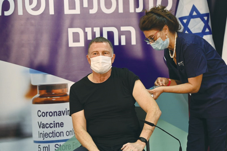 יולי אדלשטיין קיבל את החיסון נגד הקורונה (צילום: עמוס בן גרשום לע''מ)