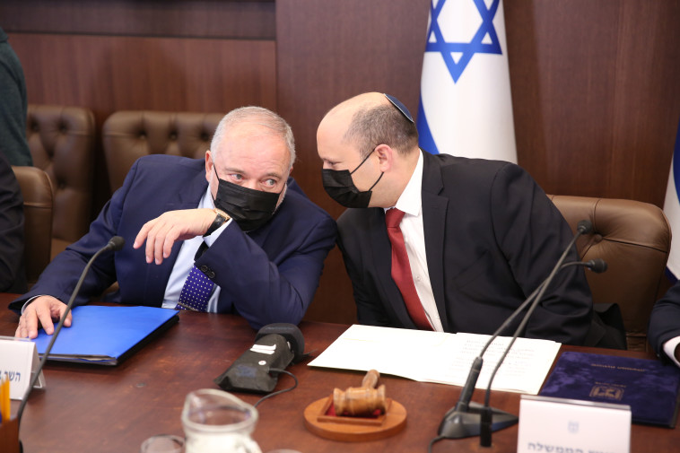 נפתלי בנט, אביגדור ליברמן