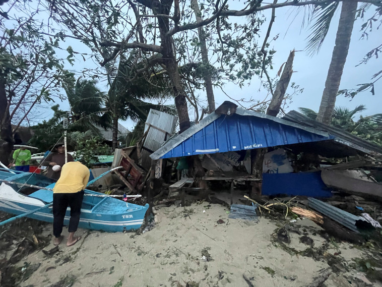 נזקי הטייפון בפיליפינים (צילום:  Marco J. Dagasuhan/via REUTERS )