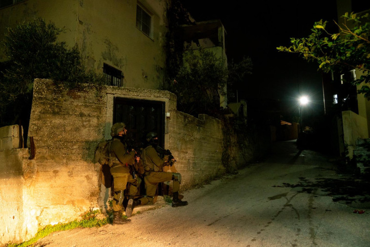  כוחות צה''ל מיפו את ביתם של המחבלים החשודים בביצוע פיגוע הירי בצומת חומש (צילום: דובר צה''ל)
