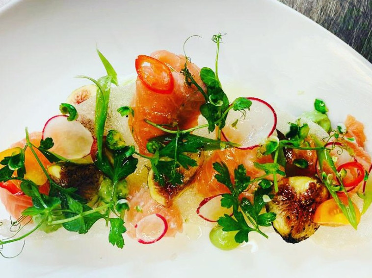 סשימי סלמון הדרים על פאפ אורז