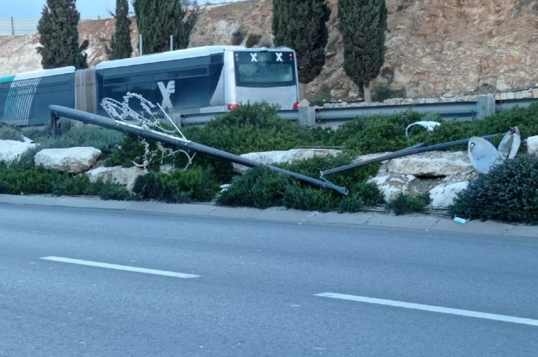 קריסת עמוד התאורה בירושלים (צילום: תיעוד מבצעי מד''א)