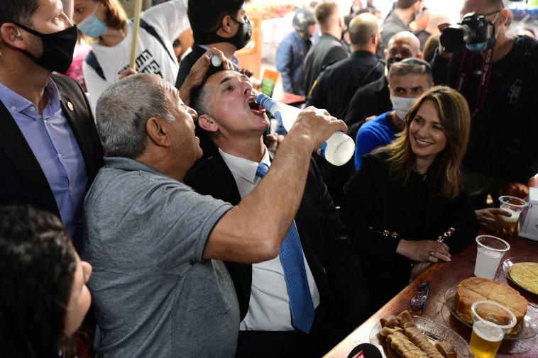 ישר מהבקבוק. הקמפיין הסוער של גדעון סער בבחירות לכנסת ה-24, שוק התקווה בתל אביב