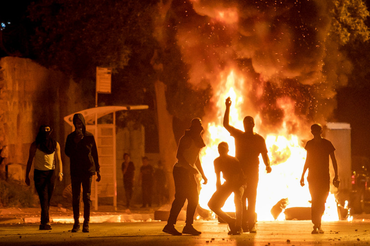 רמלה בוערת. מפגינים ערבים מתפרעים וגורמים נזק רב במהלך מבצע ''שומר החומות''