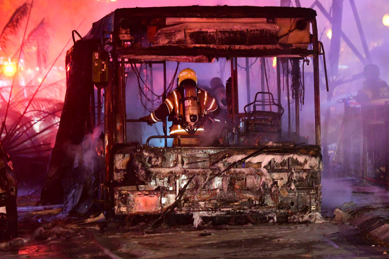 האוטובוס שנפגע מרקטה שנורתה מעזה ב''שומר החומות'', כיכר וייצמן בחולון (צילום: אבשלום ששוני)