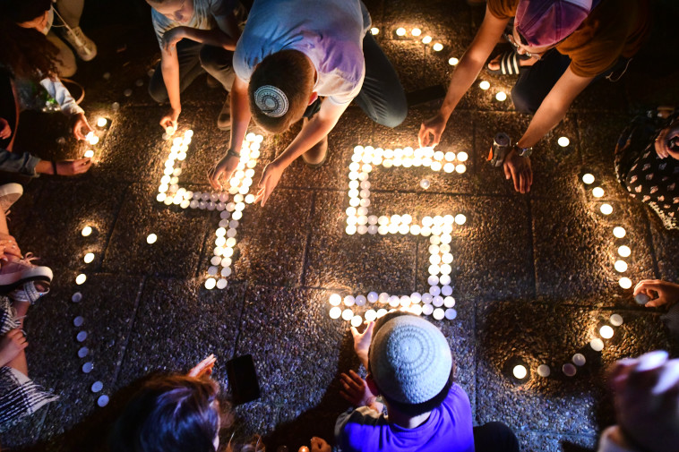 צעירים מדליקים נרות לזכר 45 קורבנות אסון הר מירון