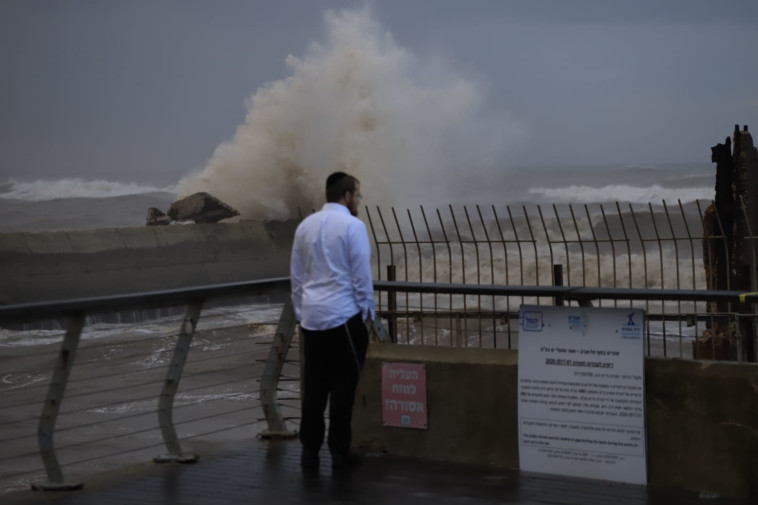 סערת ''כרמל'' בתל אביב 
