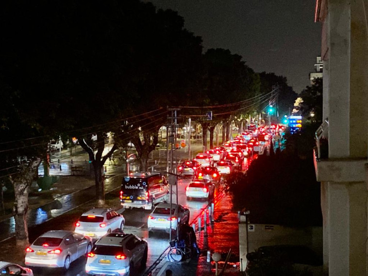 פקקי ענק בתל אביב בעקבות סערת ''כרמל'' 