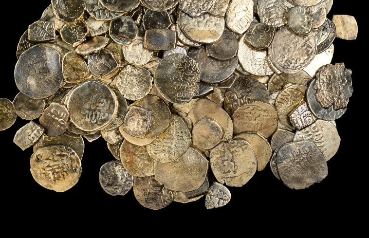 אוצר מטבעות מהתקופה הממלוכית ובו מטבעות חתוכים (צילום: דפנה גזית, רשות העתיקות)