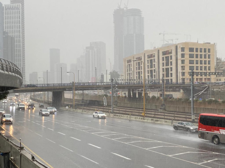 הסופה ''כרמל'' בתל אביב (צילום: אבשלום ששוני)