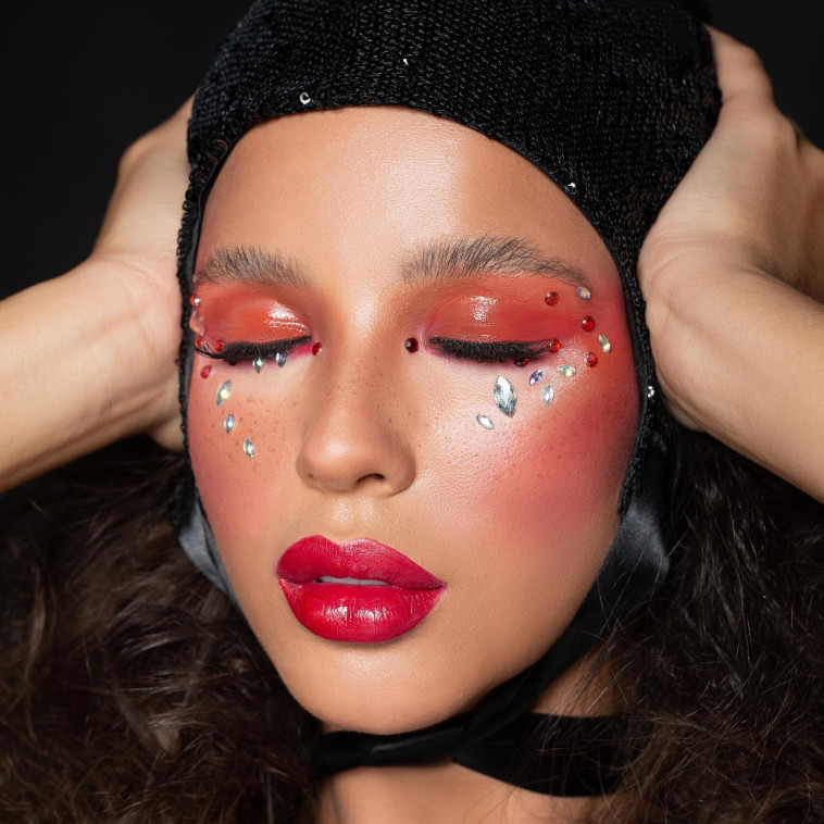 אדומה ונוצצת, איפור ירין שחף