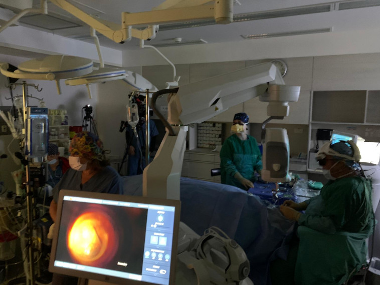 ניתוחי עיניים לתיקון היפרדות רשתית שנערכו בבית החולים איכילוב  (צילום: יח''צ)