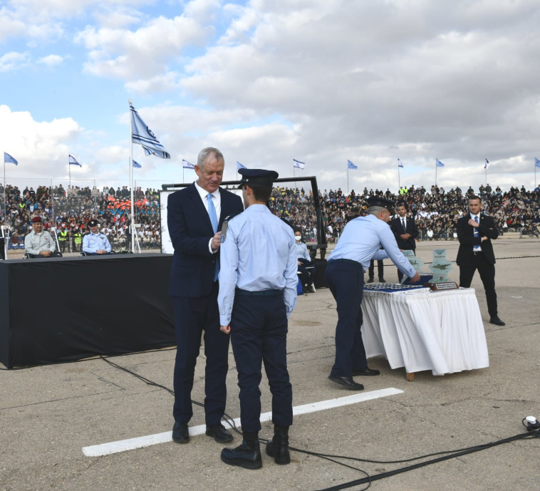 בני גנץ, בטקס ''מסדר כנפיים'', סיום קורס טיס מספר 183, בבסיס חצרים. (צילום: אריאל חרמוני / משרד הביטחון)