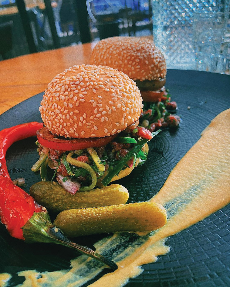 טרטר המבורגר. קפה אירופה.