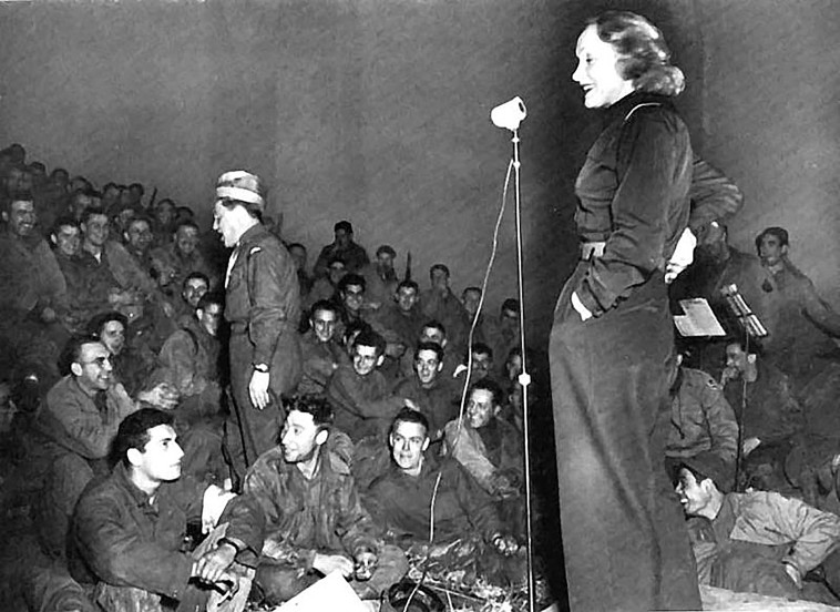 מרלן דיטריך מופיעה בפני חיילים אמריקאים ב-1944 (צילום: ויקיפדיה)
