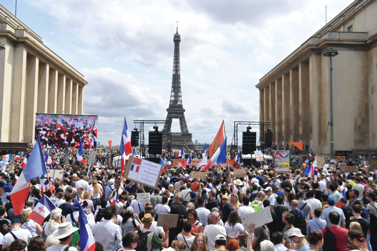 הפגנה נגד מדיניות החיסונים בצרפת (צילום: gettyimages)
