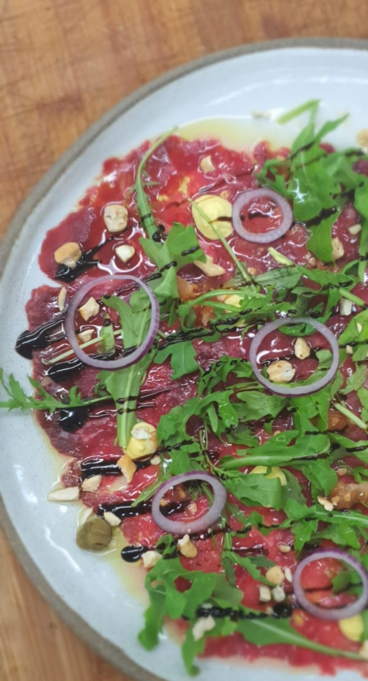 קרפצ'יו בקר עם בלסמי ועלי רוקט