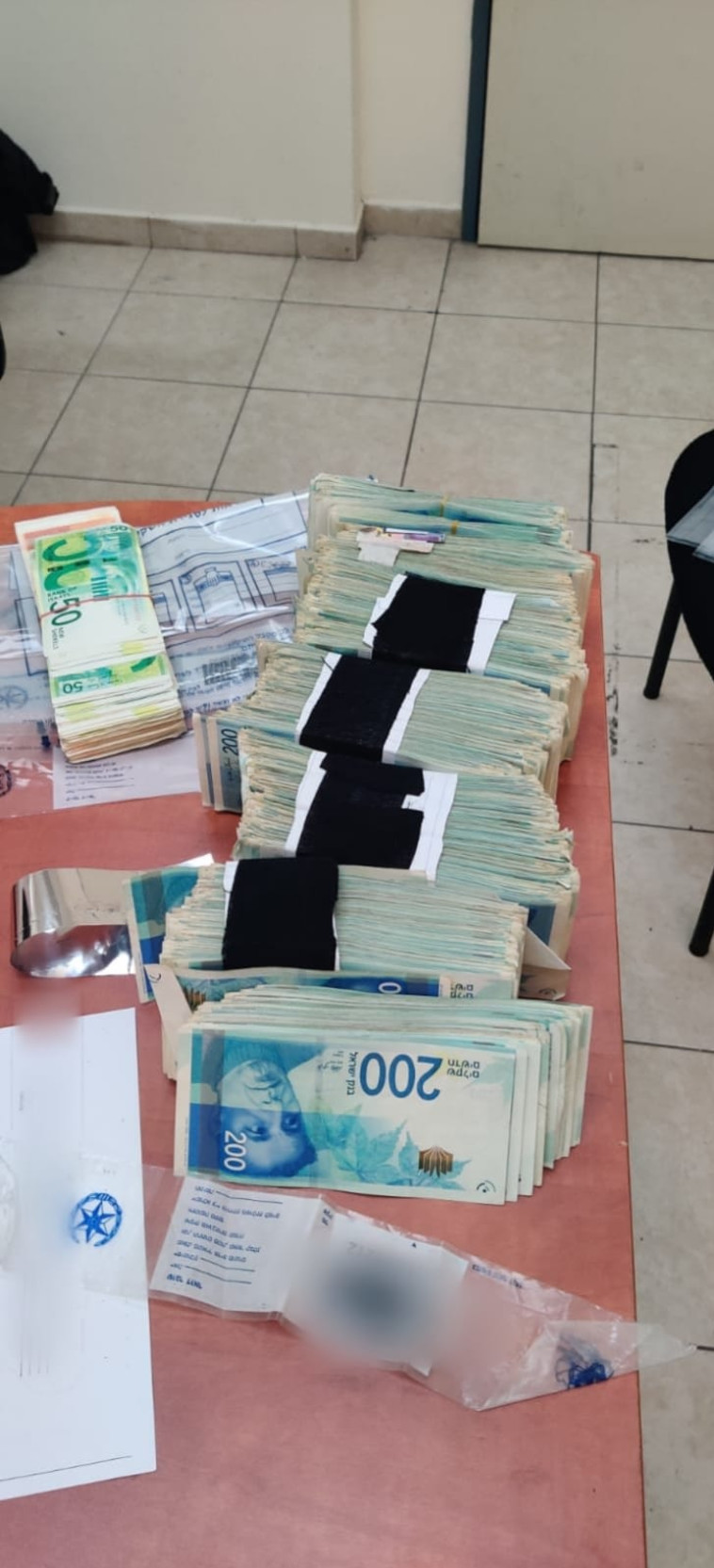 הכסף שנתפס אצל החשודים (צילום: דוברות המשטרה)