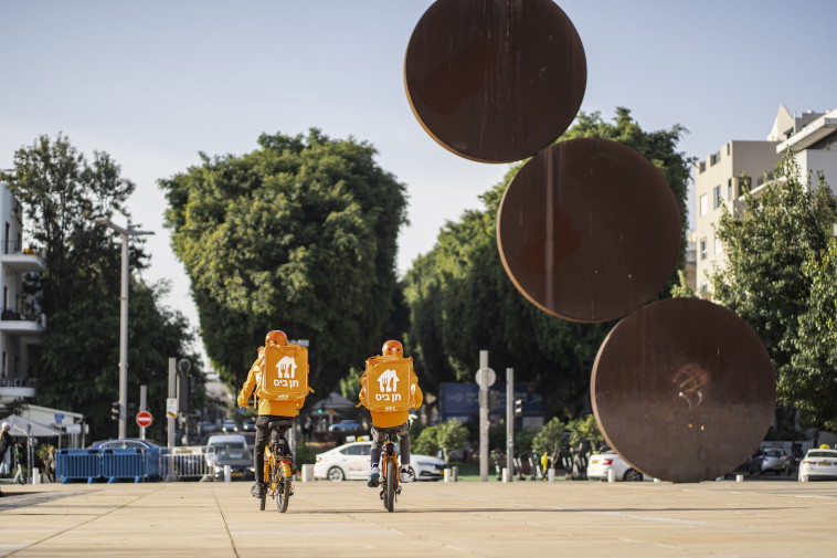 שליחי תן ביס בכיכר הבימה
