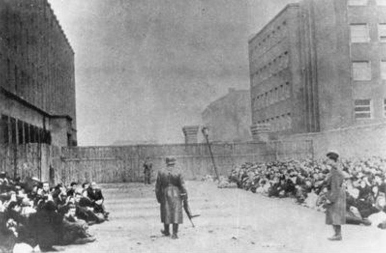 יהודים בכיכר השילוחים בגטו ורשה, לקראת הגירוש לטרבלינקה (צילום: באדיבות יד ושם)