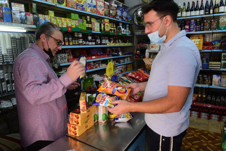 Buying Osem products (Photo: Avshalom Shashoni)