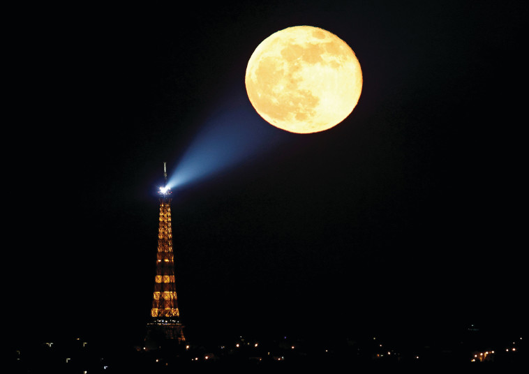 תמונות השנה: מגדל אייפל והירח  (צילום: רויטרס)