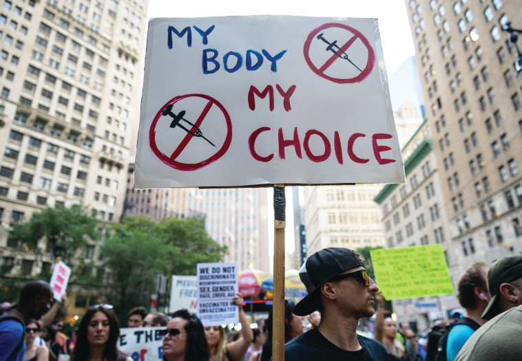מפגינים בניו יורקמוחים לעל הכוונה להשית חובת חיסונים נגד קורונה (צילום: ANGELA WEISS.GettyImages)