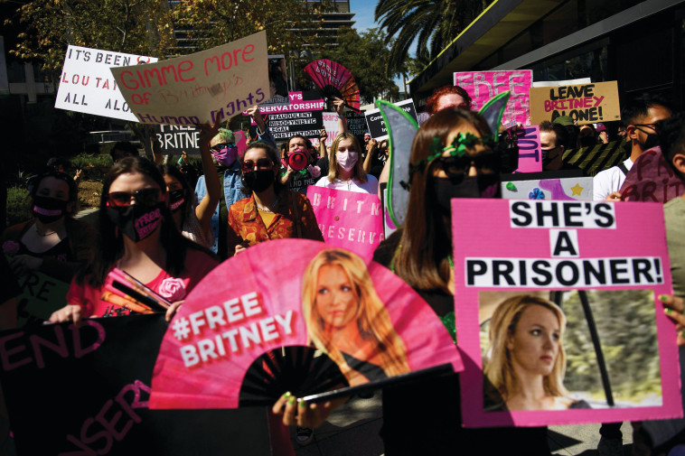 תנועת ''שחררו את בריטני'' בעצרת תמיכה בזמרת (צילום: Photo by PATRICK T. FALLON/AFP via Getty Images)
