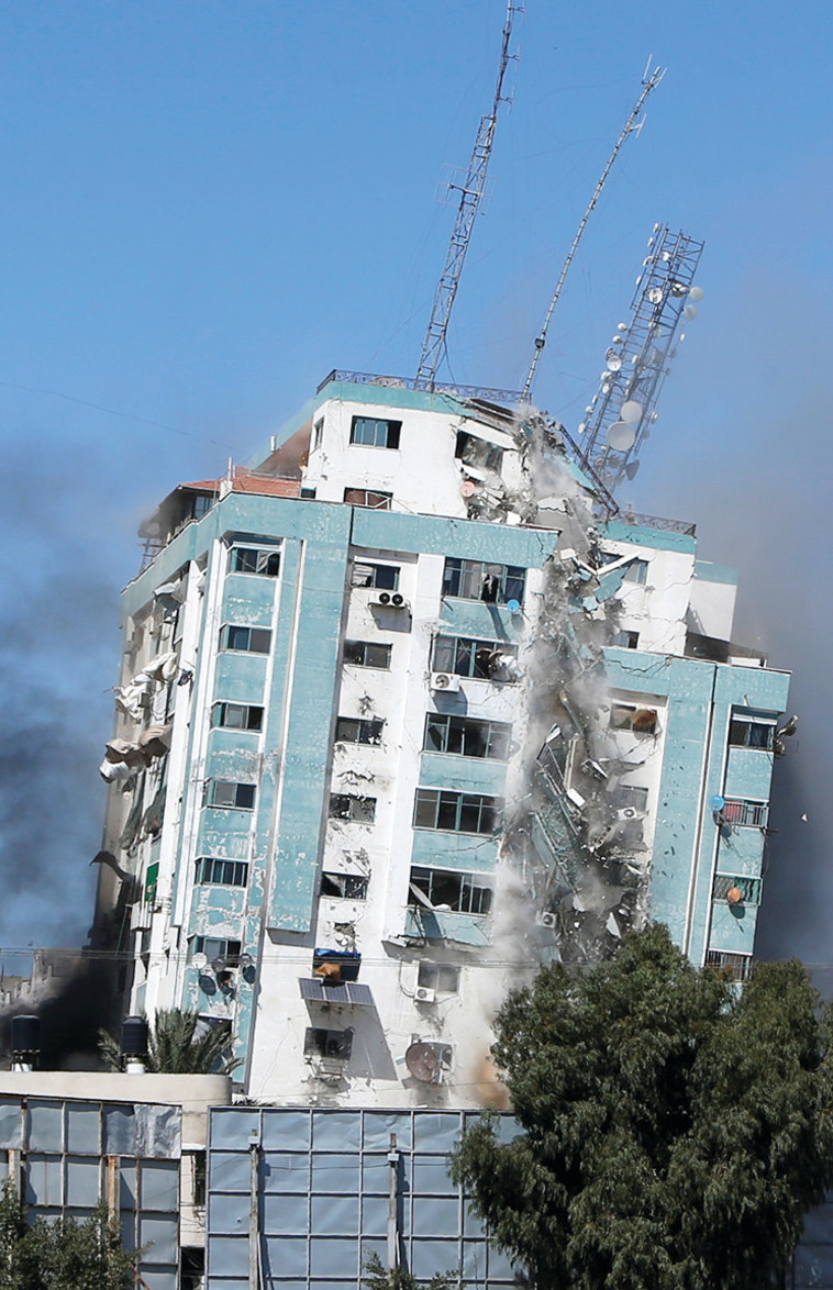 מגדל התקשורת בעזה שהופצץ ונהרס (צילום: רויטרס)