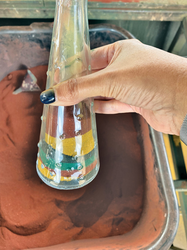 חול צבעוני בפארק תמנע