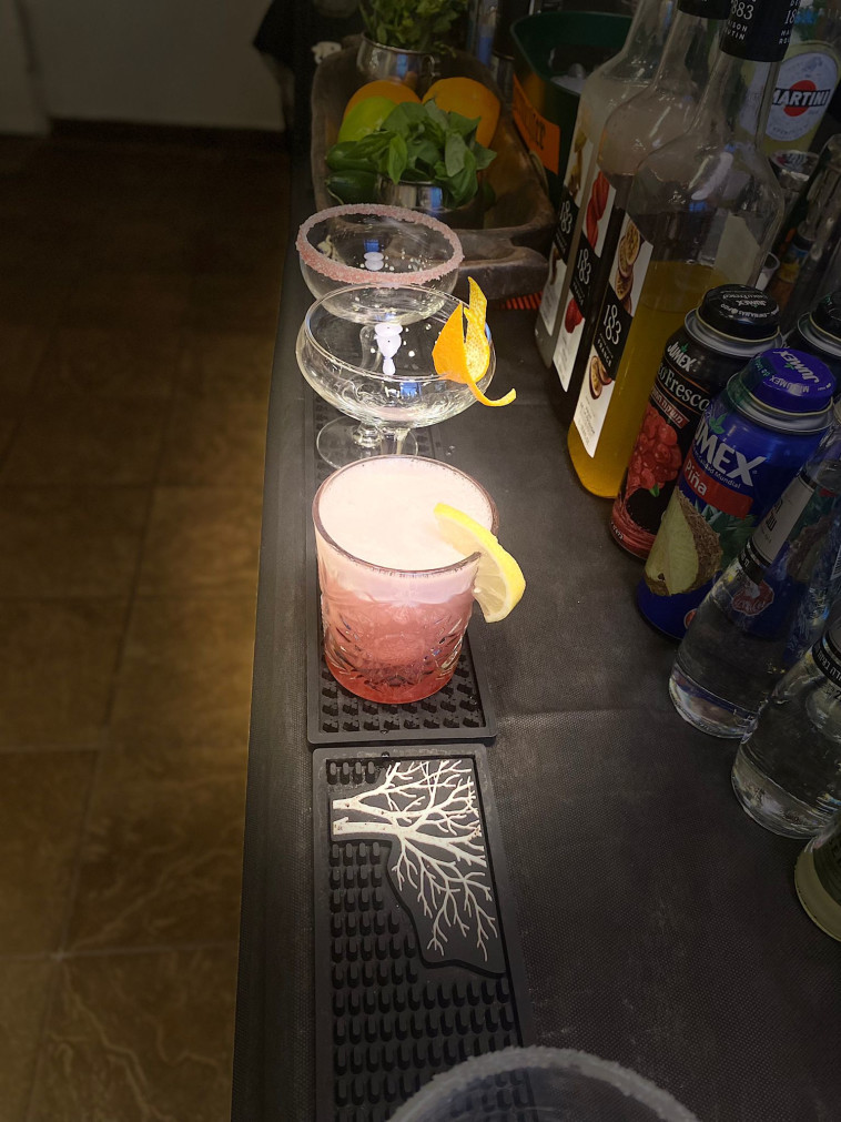 הקוקטיילים של הגברים של ''אחוזת פולג''