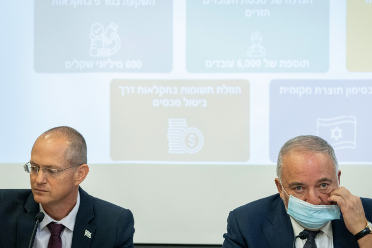 Finance Minister Avigdor Lieberman and Agriculture Minister Oded Forer (Photo: Jonathan Zindel, Flash 90)