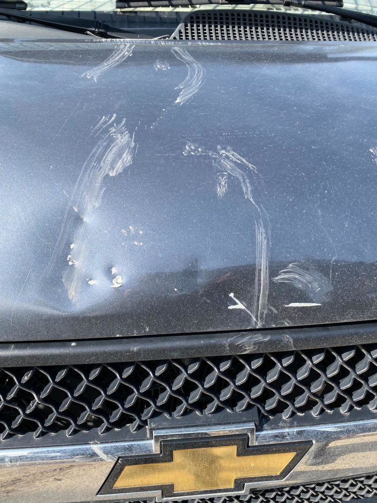 אחד מהרכבים שנפגע בזריקת האבנים