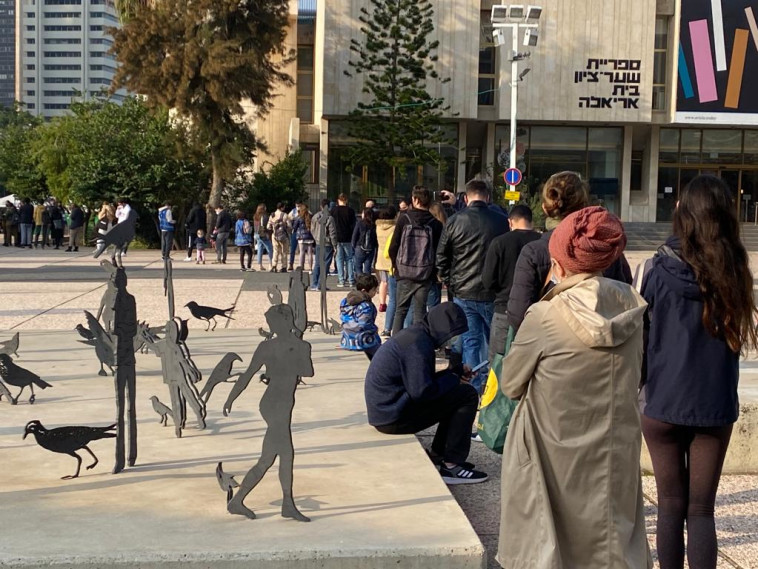 תור לבדיקת קורונה בתל אביב