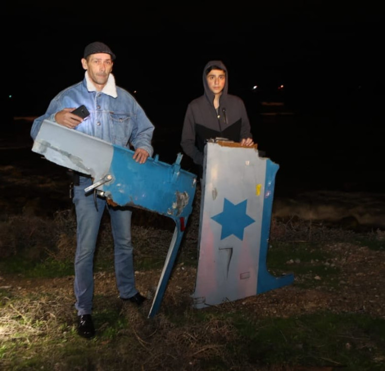 אזרחים עם שברי המסוק