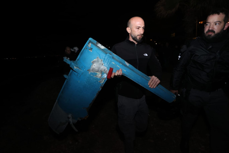 אזרחים עם שברי המסוק