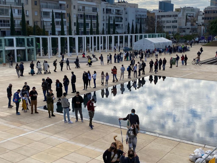 עומס במתחם בדיקות הקורונה בתל אביב