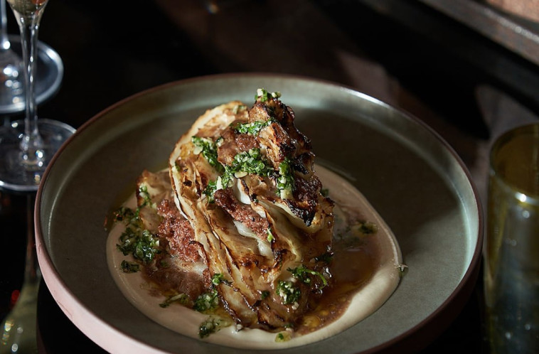 כרוב בבישול ארוך עם בשר טבעוני. רוחאן