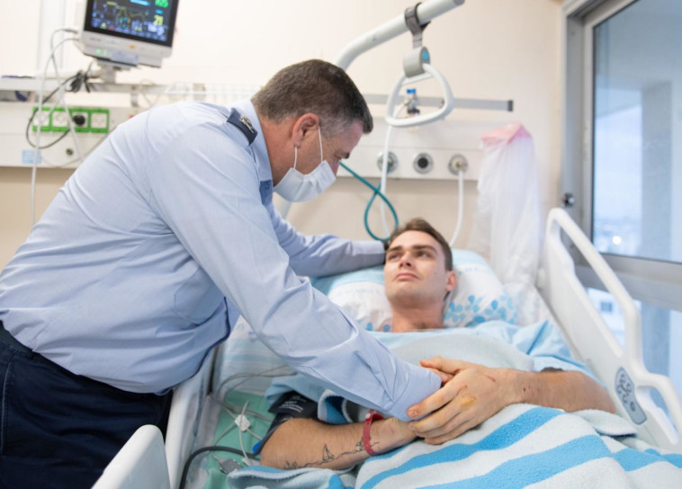 מפקד חיל האוויר אלוף עמיקם נורקין עם סרן רון בירמן שנפצע בהתרסקות המסוק