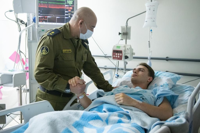 מפקד זרוע הים אלוף דוד סער סלמה עם סרן רון בירמן שנפצע בהתרסקות המסוק