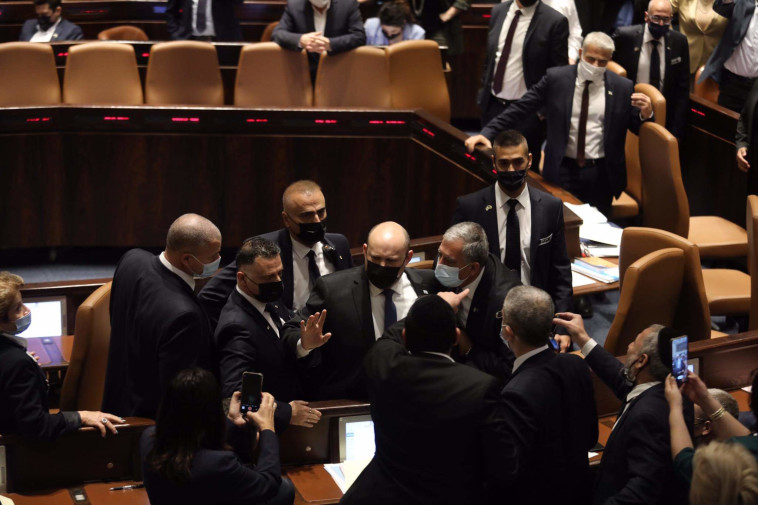 בנט מתעמת עם חברי האופוזיציה