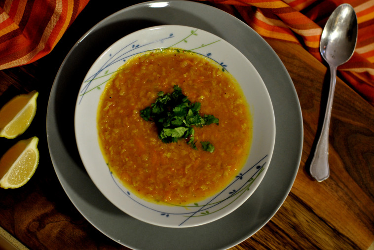 מרק עדשים כתומות וגזר