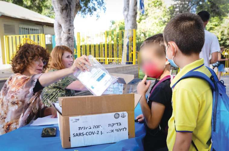 תלמידי בית ספר מקבלים בדיקות אנטיגן