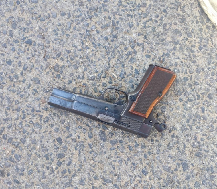 האקדח שנתפס אצל החשודים (צילום: דוברות המשטרה)